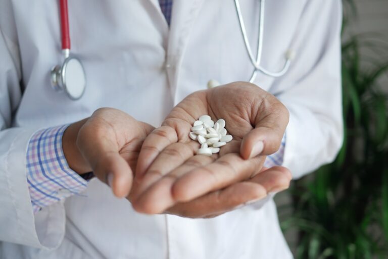 乱用恐れ薬の販売適正化低下：薬剤師の役割と薬局経営への影響